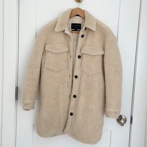 ALL SAINTS CREAM SHERPA SHACKET WITH 2 PATCH POCKETS AND 2 SIDE POCKETS. SIZE 00